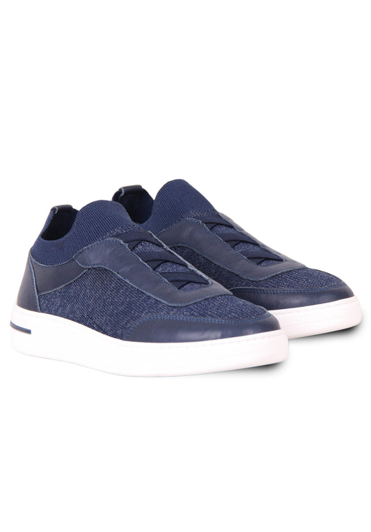 Sneakers with a combination of leather and textile